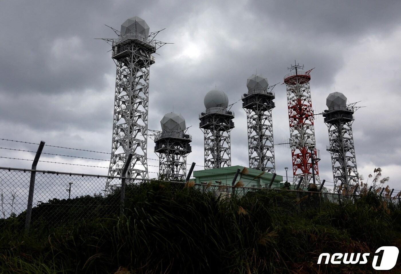 일본 오키나와현(県) 최서단의 요나구니섬에 육상자위대 요나구니 기지의 해안 감시 레이더가 세워져 있다. 2023.11.13 ⓒ 로이터=뉴스1 ⓒ News1 정지윤 기자
