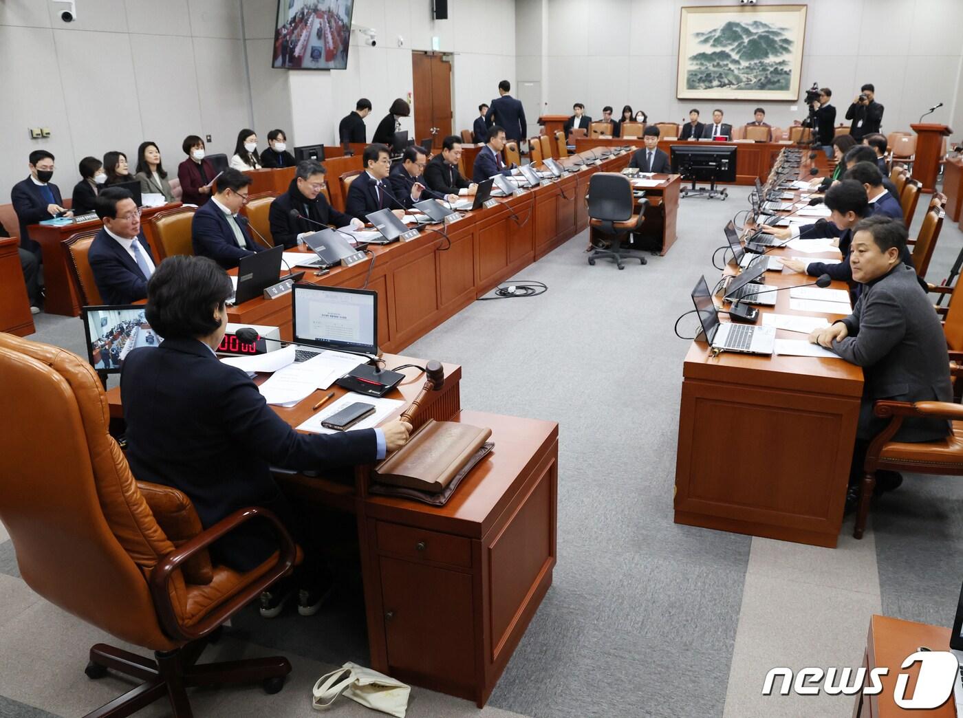 본문 이미지 - 남인순 국회 정개특위 위원장이 5일 서울 여의도 국회에서 열린 정치개혁특별위원회 전체회의에서 의사봉을 두드리고 있다. 2023.12.5/뉴스1 ⓒ News1 송원영 기자