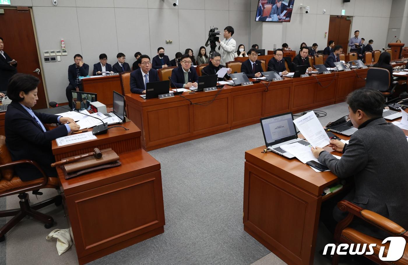본문 이미지 - 5일 서울 여의도 국회에서 열린 정치개혁특별위원회 전체회의에서 여야 의원들이 논의를 하고 있다. 2023.12.5/뉴스1 ⓒ News1 송원영 기자