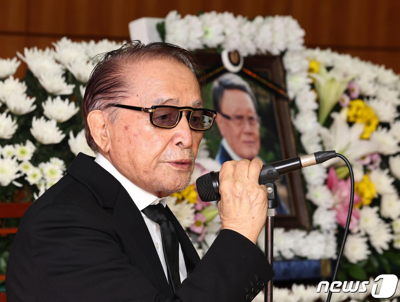 본문 이미지 - 5일 오전 서울 종로구 서울대병원 장례식장에서 대한민국영화인장으로 엄수된 고(故) 김수용 감독의 영결식에서 신영균 신영균예술문화재단 명예이사장이 추도사를 하고 있다. '저 하늘에도 슬픔이' '만추' 등을 연출하며 1960년대 한국영화를 대표하는 김 감독은 지난 3일 94세의 일기로 영면에 들었다. 2023.12.5/뉴스1 ⓒ News1 구윤성 기자