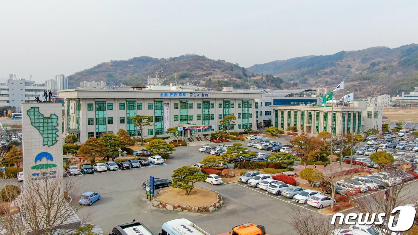 본문 이미지 - 하동군청 전경(하동군 제공).