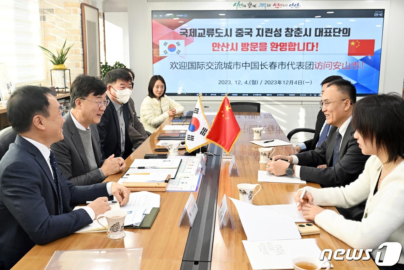 본문 이미지 - 안산시를 방문한 중국 지린성 창춘시 사절단이 시 관계자들과 수소 산업 협력 방안을 논의하고 있다.(안산시 제공)