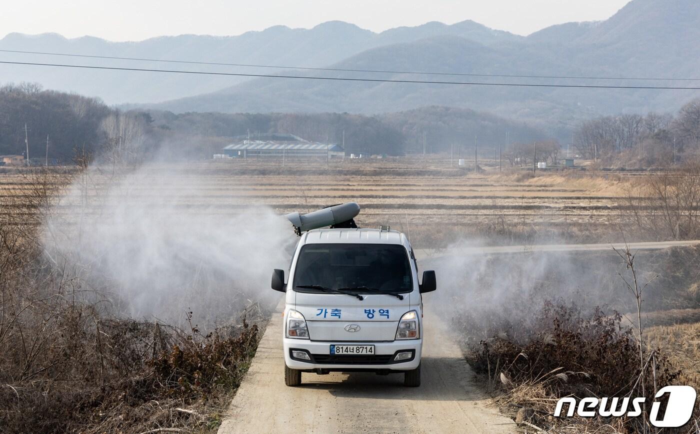 올겨울 첫 고병원성 조류인플루엔자&#40;AI&#41;가 발생한 5일 오후 경기 용인시 일죽면 일대 하천에서 용인축협 관계자가 철새도래지에 대한 방역 작업을 하고 있다. 2023.12.5/뉴스1 ⓒ News1 이재명 기자