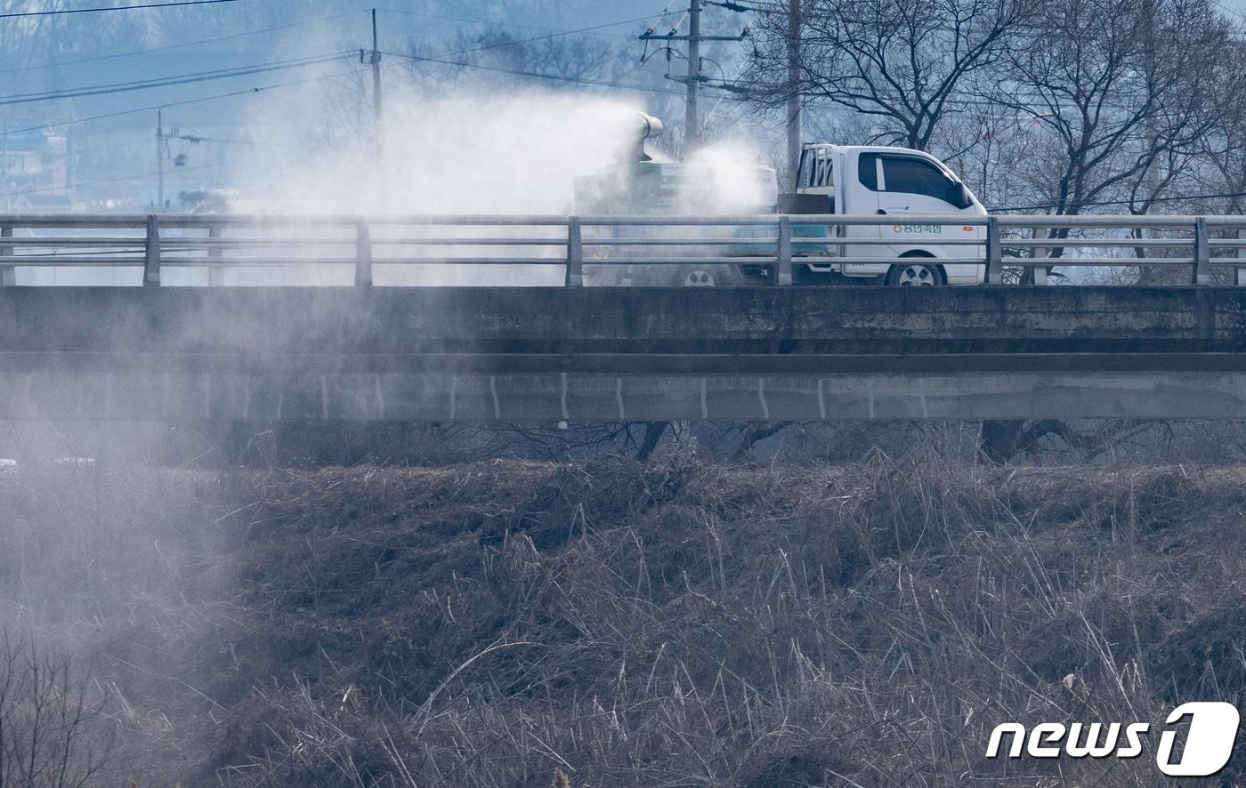 본문 이미지 - 올겨울 첫 고병원성 조류인플루엔자(AI)가 발생한 5일 오후 경기도 용인시 일죽면 일대 하천에서 용인축협 관계자가 철새도래지에 대한 방역 작업을 하고 있다. 2023.12.5/뉴스1 ⓒ News1 이재명 기자