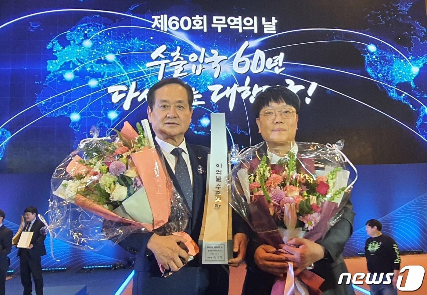 본문 이미지 - 한전원자력연료 최익수 사장(왼쪽)과 박호영 부장이 무역의 날 기념식서 2억불 수출의 탑과 대통령표창을 각각 수상한 후 기념촬영을 하고 있다.(KNF 제공)/뉴스1