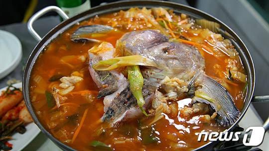 본문 이미지 -  대천항 인근에서 판매되는 물잠뱅이탕.(보령시 제공)/뉴스1