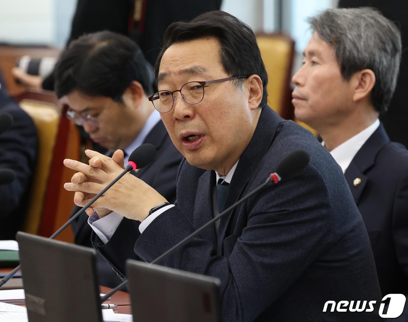 본문 이미지 - 윤영찬 더불어민주당 의원이 5일 서울 여의도 국회에서 열린 과학기술정보방송통신위원회 전체회의에서 발언을 하고 있다. 2023.12.5/뉴스1 ⓒ News1 송원영 기자