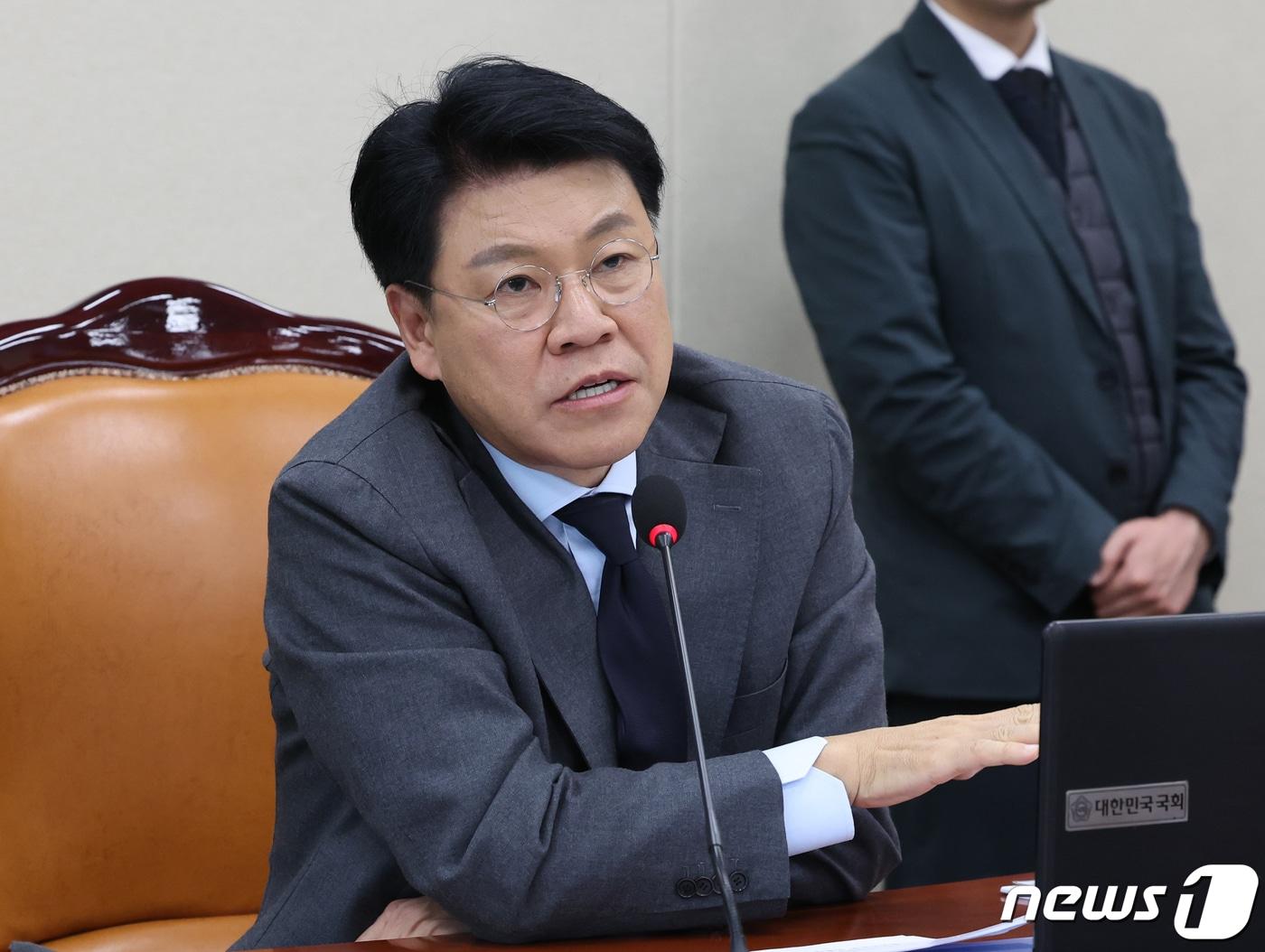 본문 이미지 - 장제원 전 국회 과방위 위원장이 서울 여의도 국회에서 열린 과학기술정보방송통신위원회 전체회의에서 발언을 하고 있다. 2023.12.5/뉴스1 ⓒ News1 송원영 기자