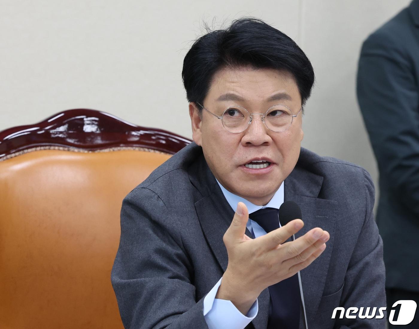 본문 이미지 - 장제원 국회 과방위 위원장이 지난 2023년 12월 5일 서울 여의도 국회에서 열린 과학기술정보방송통신위원회 전체회의에서 발언을 하고 있다. 2023.12.5/뉴스1 ⓒ News1 송원영 기자