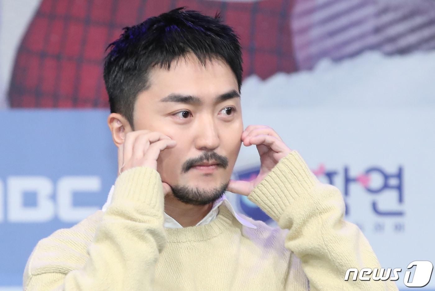 본문 이미지 - 방송인 유병재가 5일 오후 서울 마포구 MBC 골든마우스홀에서 열린 MBC 예능프로그램 '솔로 동창회 학연' 제작발표회에서 포즈를 취하고 있다. '솔로 동창회 학연'은 학창 시절 친구가 연인이 되는 '솔로 동창회'로, 10여 년 만에 모인 초등학교 동창생들이 4박 5일간 함께하며 사랑을 싹틔우는 연애 리얼리티다. 2023.12.5 ⓒ 뉴스1 권현진 기자