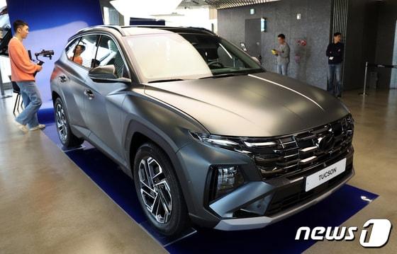 본문 이미지 - 현대자동차가 6일 준중형 스포츠유틸리티차량(SUV) '투싼'의 부분변경 모델인 '더 뉴 투싼'을 출시한다. ‘더 뉴 투싼’은 현대차가 2020년 9월 출시된 4세대 모델의 상품 경쟁력을 끌어올려 3년여 만에 선보이는 부분변경 모델이다. 사진은 지난 5일 서울 강남구 언주로 현대 모터스튜디오 서울에서 공개된 ‘더 뉴 투싼’. 2023.12.6/뉴스1 ⓒ 뉴스1 김진환 기자
