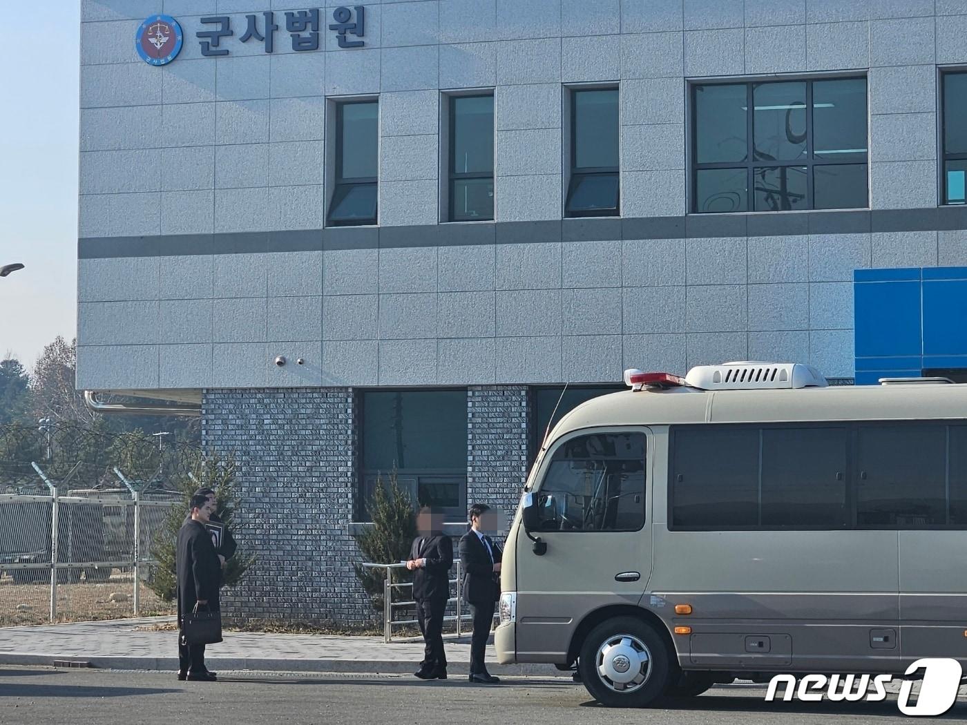 본문 이미지 - 5일 강원 춘천 제3지역 군사법원이 아내를 살해한 후 교통사고로 위장한 혐의 기소된 육군 부사관 A씨에게 징역 35년을 선고한 뒤 사망한 아내 동생이 누나의 사진을 들고 A씨를 태운 승합차 앞 서서 "지금이라도 사과하라"고 외치고 있다.2023.12. 5 한귀섭 기자