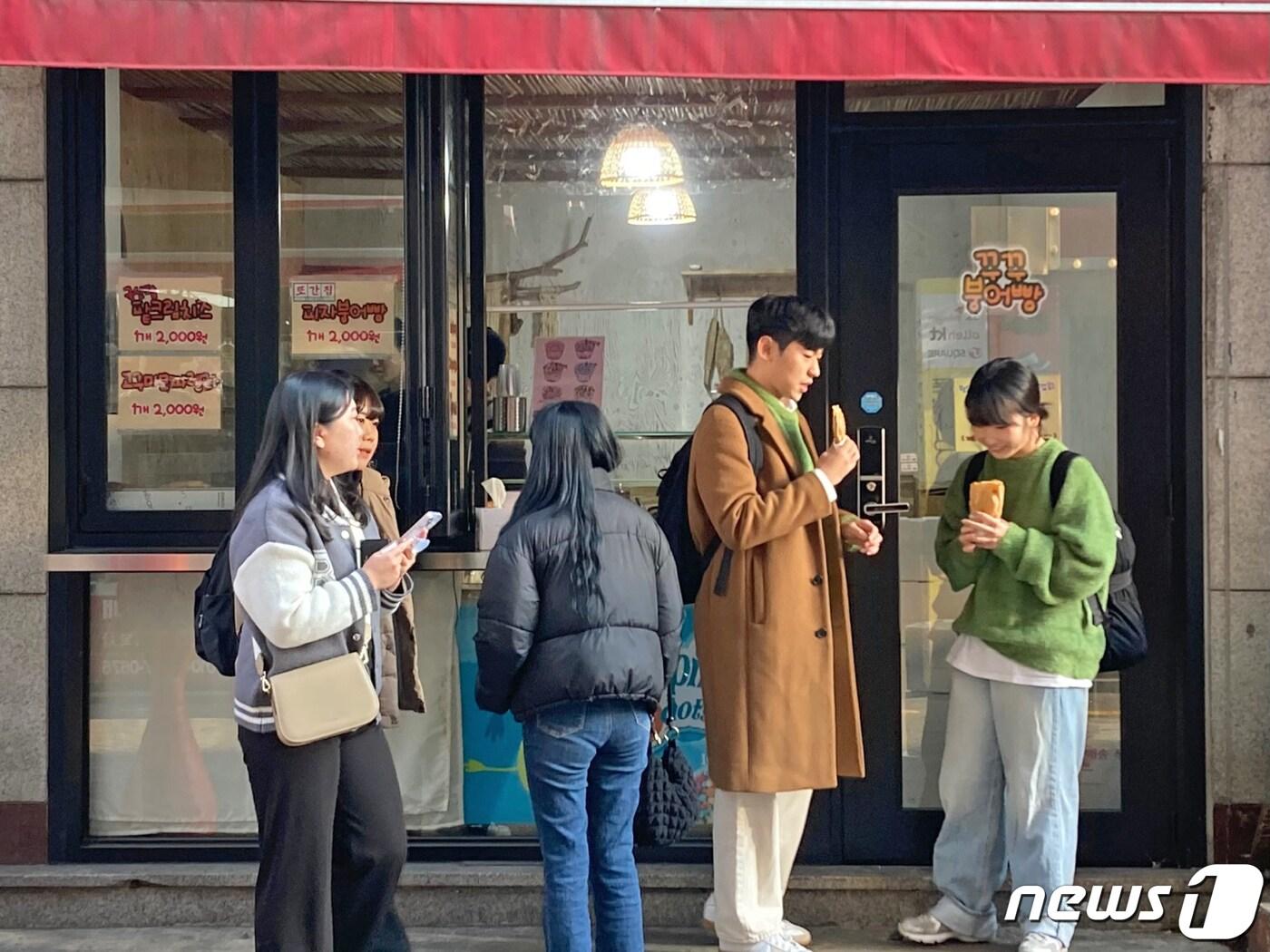 본문 이미지 - 5일 광주 동구 충장로 한 붕어빵 가게에서 종업원이 주문 들어온 붕어빵을 건네고 있다. 2023.12.5/뉴스1 ⓒ News1 조현우 인턴기자