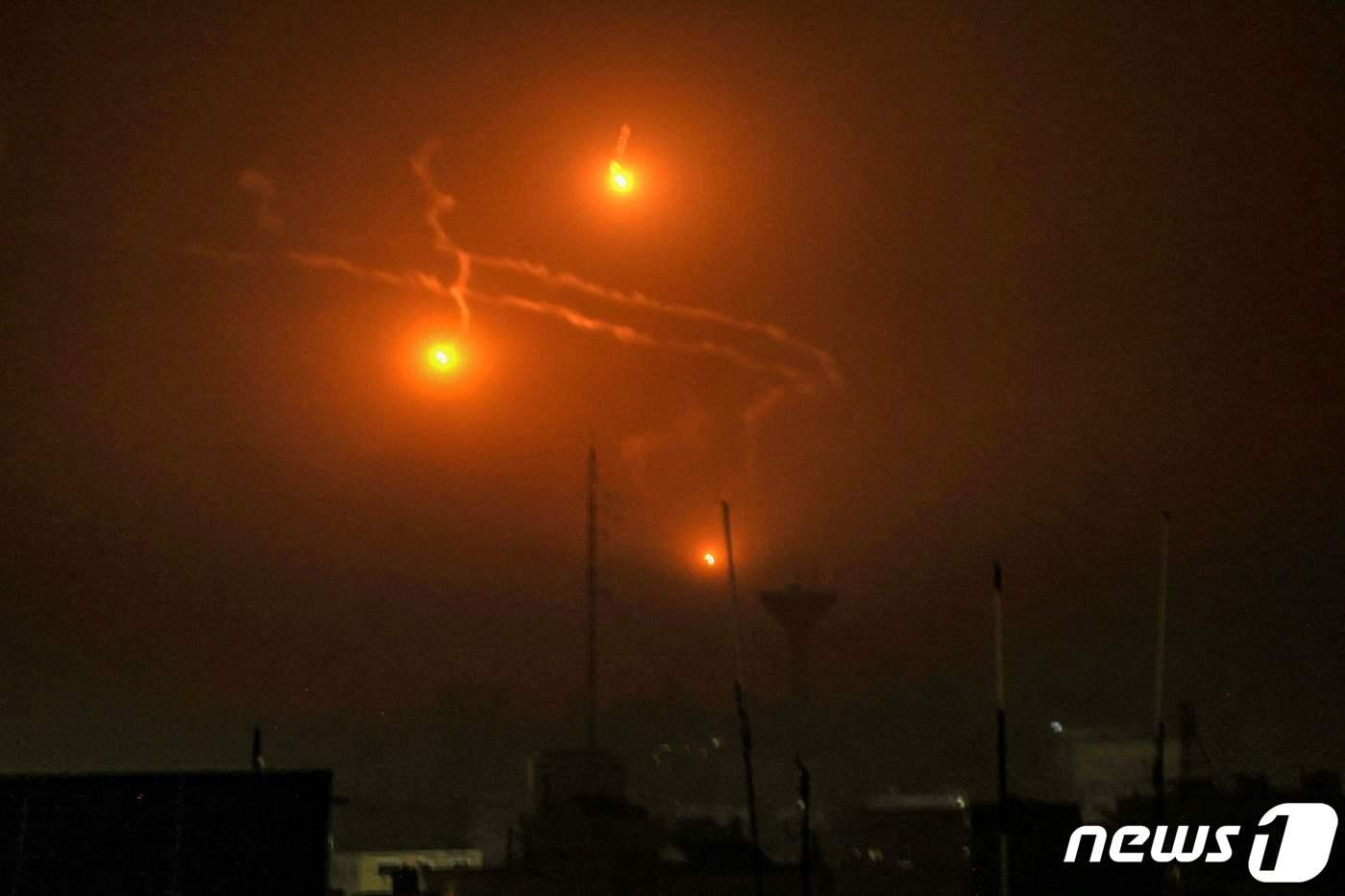 본문 이미지 - 4일 (현지시간) 팔레스타인 무장 정파 하마스와 전쟁 중인 이스라엘 군의 포격을 받은 가자 남부 지구에 포탄이 떨어지고 있다. 2023.11.5 ⓒ AFP=뉴스1 ⓒ News1 우동명 기자