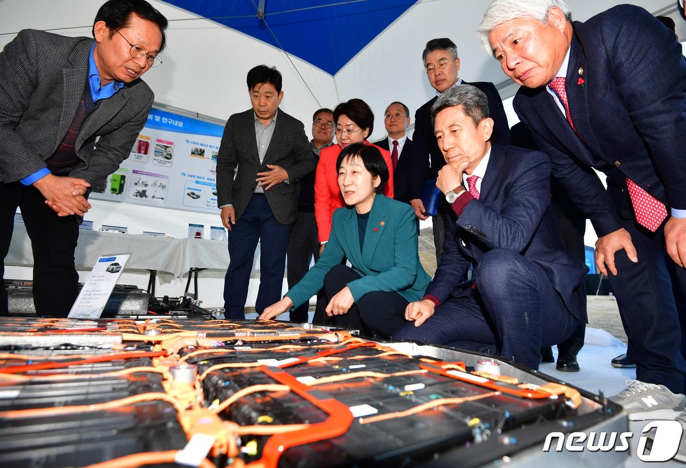 한화진 환경부장관이 경북 포항시 남구 동해면 포항블루밸리국가산단에서 열린 전기차 배터리 자원순환클러스터 착공식에서 이강덕 포항시장 등과 함께 전기차 배터리를 살펴보고 있다.  ⓒ News1 최창호 기자