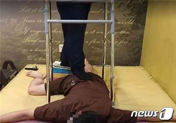 본문 이미지 - 무면허 의료행위 및 거짓 의료광고 행위 업소 적발 당시 모습.(제주자치경찰단 제공) 2022.6.23/뉴스1ⓒ News1