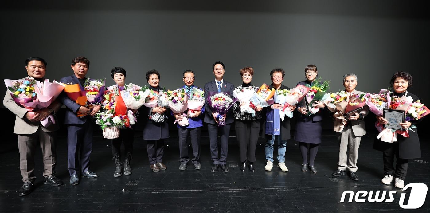 본문 이미지 -  고창군자원봉사센터가 5일 고창문화의전당에서 94개 단체 600여명이 참여한 가운데 ‘2023 자원봉사자대회’ 기념식을 열었다. 수상자들 기념사진(고창군 제공)2023.12.5/뉴스1