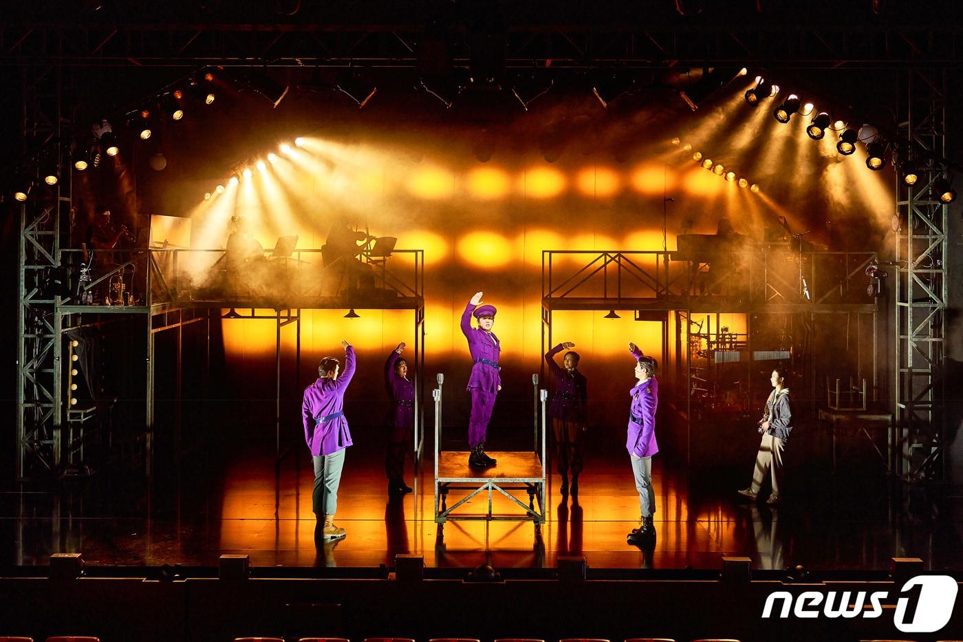 국립정동극장이 제작한 창작 뮤지컬 '쇼맨:어느 독재자의 네번째 대역배우'(쇼맨)가 오는 8∼9일 대구문화예술회관 팔공홀에서 관객과 만난다. 사진은 공연 모습. (대구문화예술진흥원 제공)/뉴스1