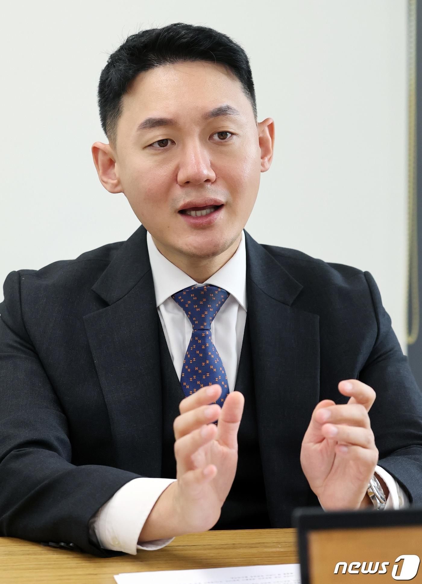 본문 이미지 - '나는 왜 마약 변호사를 하는가'의 저자인 안형준 변호사가 5일 오후 서울 강남구 테헤란로 법무법인 지혁에서 뉴스1과 인터뷰를 하고 있다. 2023.12.5/뉴스1 ⓒ News1 김진환 기자