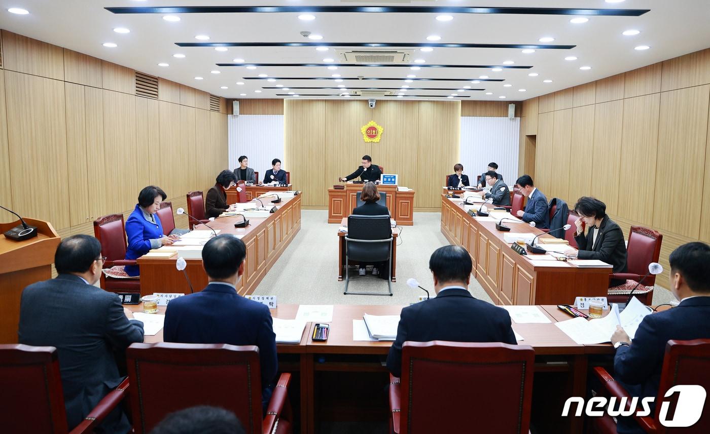 본문 이미지 - 대구시의회 예산결산특위원회 위원들이 대구시교육청의 2024년도 예산안을 심사하고 있다.(대구시의회 제공)