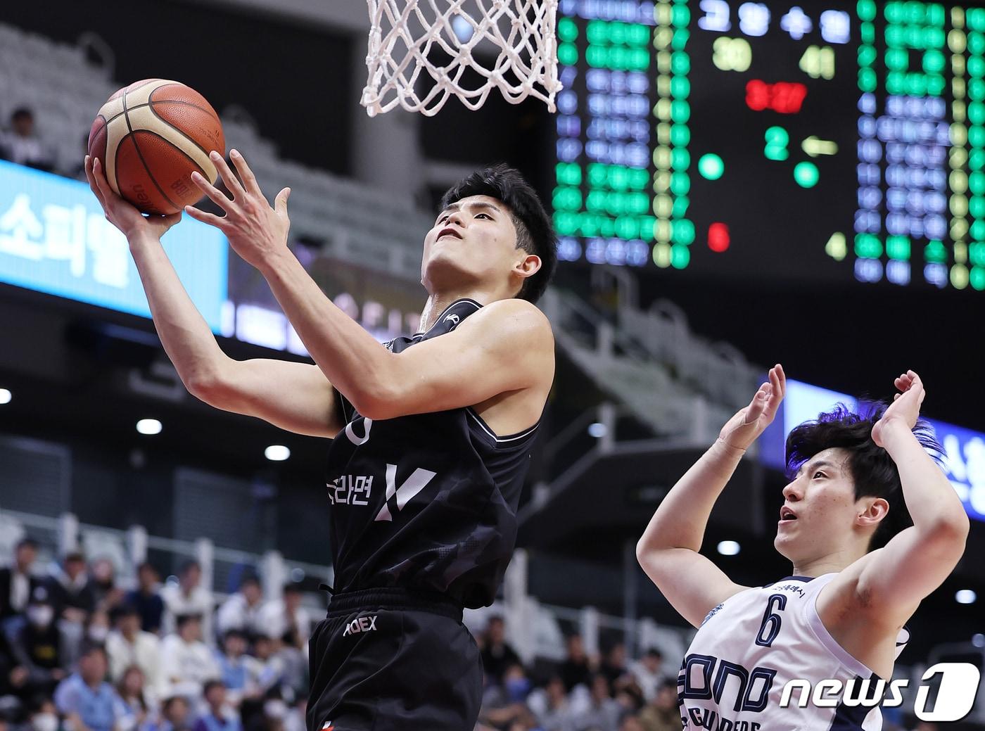 본문 이미지 - 5일 오후 경기 수원시 권선구 수원KT소닉붐아레나에서 열린 '2023-2024 정관장 프로농구' 수원 KT 소닉붐과 고양 소노 스카이거너스의 경기에서 KT 하윤기가 골밑슛을 시도하고 있다. 2023.12.5/뉴스1 ⓒ News1 이재명 기자