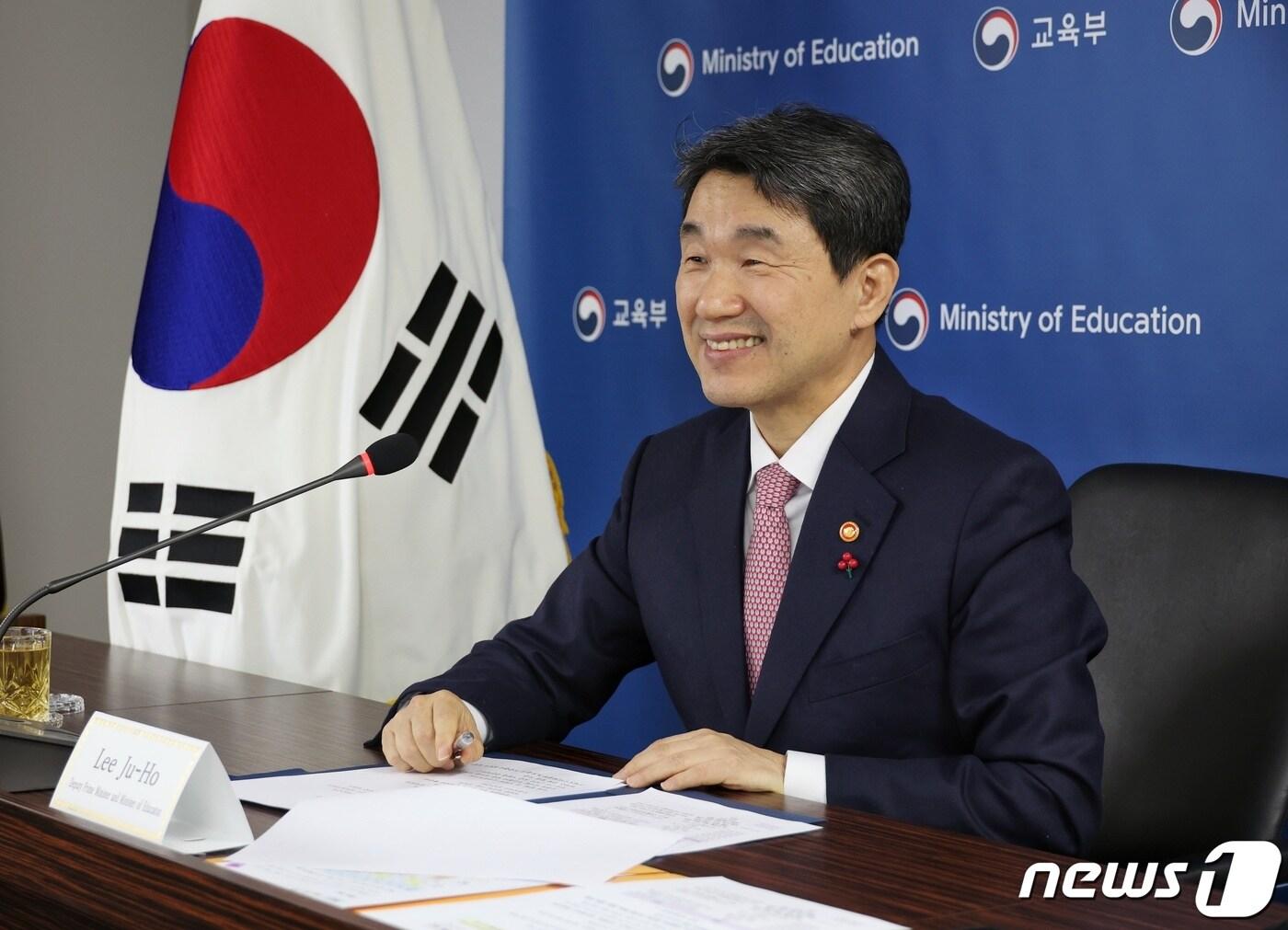 본문 이미지 - 이주호 사회부총리 겸 교육부 장관이 5일 오후 서울 영등포구 한국교육시설안전원에서 경제협력개발기구(OECD) 국제 학업성취도 평가(PISA) 2022 결과 국제발표회와 관련, 화상으로 질문에 답변하고 있다. (교육부 제공) 