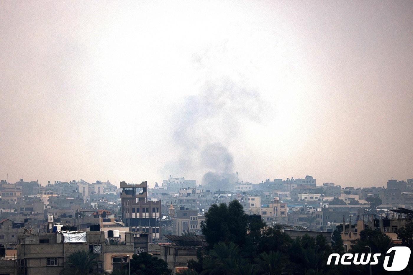 5일(현지시간) 팔레스타인 가자지구 남부 칸 유니스의 건물 위로 연기가 피어오르고 있다. 이스라엘군은 7일간의 휴전이 끝난 후 가자지구 남부에 대한 지상작전을 확대하고 있다. 2023.12.05/뉴스1 ⓒ AFP=뉴스1 ⓒ News1 김민수 기자