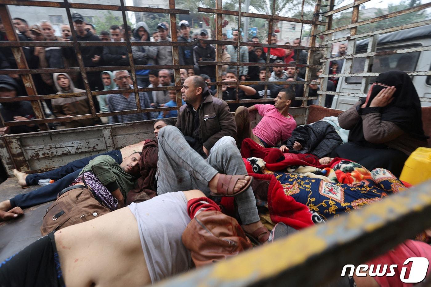 본문 이미지 - 5일(현지시간) 가자지구 남부 칸 유니스에서 부상한 팔레스타인인들이 나세르 병원으로 이송되고 있다. 2023.12.05/뉴스1 ⓒ 로이터=뉴스1 ⓒ News1 김민수 기자