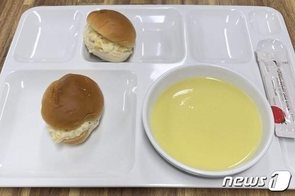 본문 이미지 - 서울의 한 경찰서 구내식당 아침. 모닝빵 2개, 딸기잼1개, 수프로 이뤄진 단출한 메뉴로 5000원을 받았다. (SNS 갈무리) ⓒ 뉴스1 