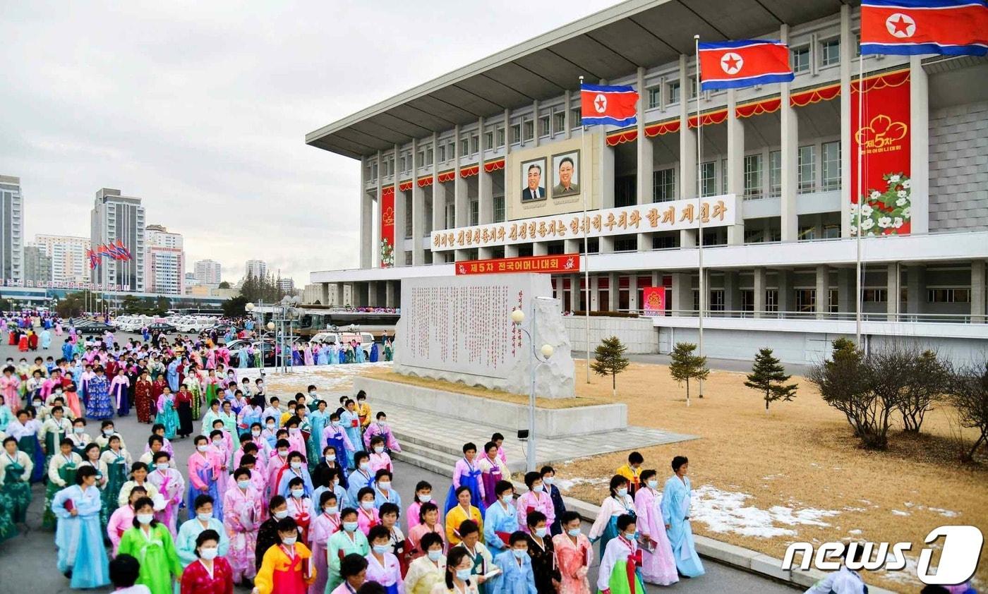 본문 이미지 - (평양 노동신문=뉴스1) = 지난 3~4일 진행된 제5차 전국어머니대회 참가자들의 모습. 상당수가 마스크를 착용하고 있어 눈길을 끈다. [국내에서만 사용가능. 재배포 금지. DB 금지. For Use Only in the Republic of Korea. Redistribution Prohibited] rodongphoto@news1.kr