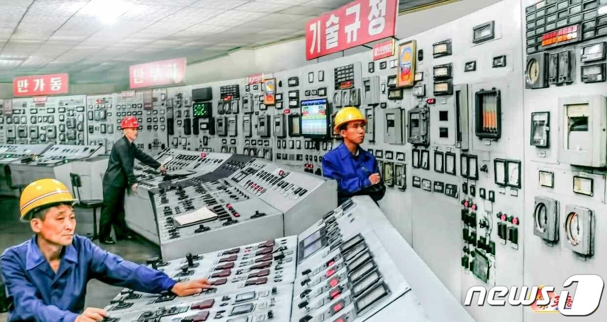 본문 이미지 - (평양 노동신문=뉴스1) = 북한 노동당 기관지 노동신문은 6일 "전기절약 사업을 전 사회적, 전 군중적 운동으로 힘있게 전개하자"라고 촉구했다. 사진은 평양화력발전소로 "설비관리에 힘을 넣어 전력 증산의 동음을 높이 올리고 있다"라고 신문은 전했다. [국내에서만 사용가능. 재배포 금지. DB 금지. For Use Only in the Republic of Korea. Redistribution Prohibited] rodongphoto@news1.kr