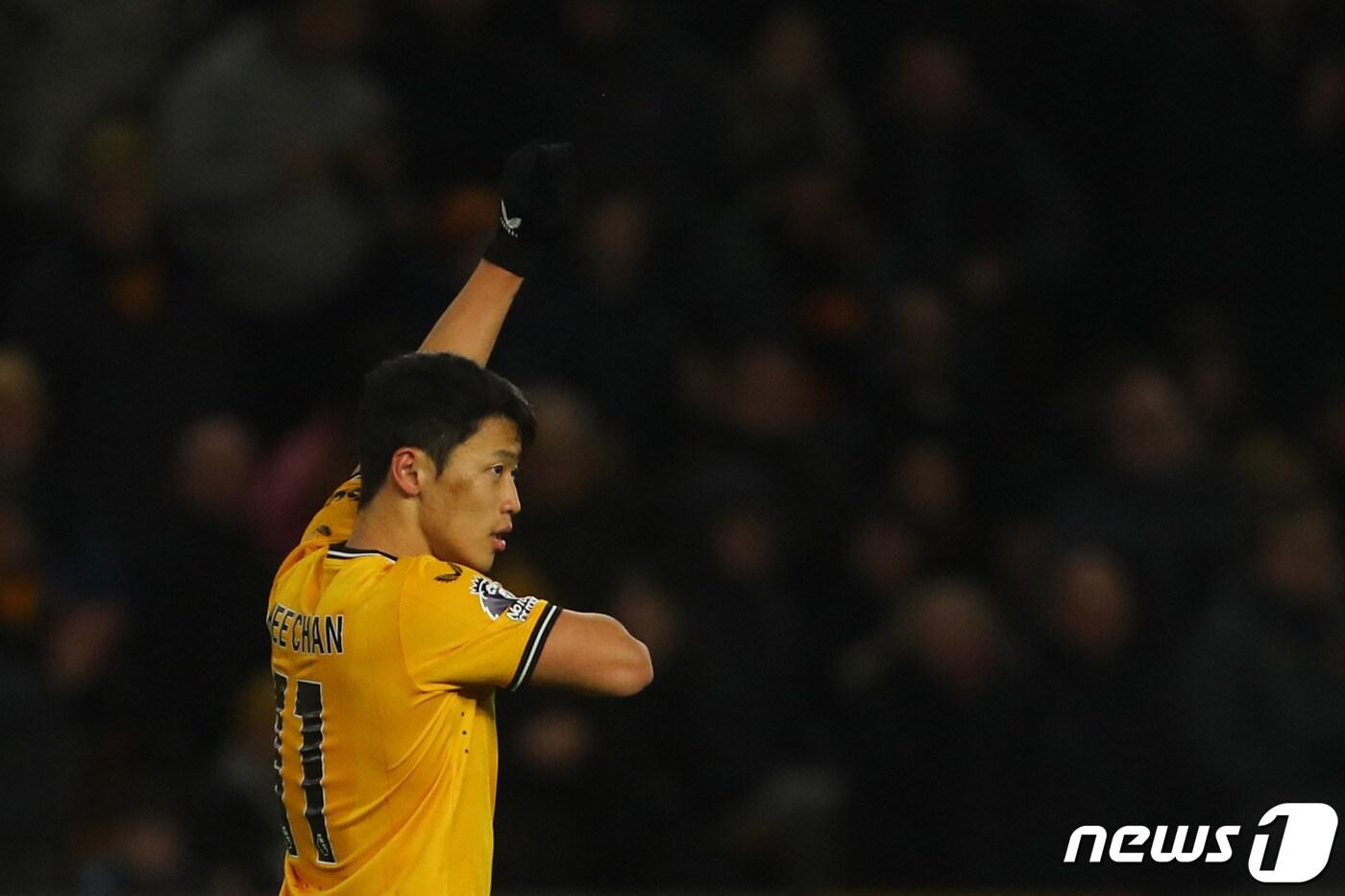 본문 이미지 - 울버햄프턴의 황희찬이 5일(현지시간) 영국 울버햄프턴의 몰리뉴 스타디움에서 열린 EPL 번리와 경기서 결승 골인 리그 8호 골을 터트려 시즌 두 자릿수 공격 포인트를 달성한 뒤 기뻐하고 있다. 2023.11.6 ⓒ AFP=뉴스1 ⓒ News1 우동명 기자