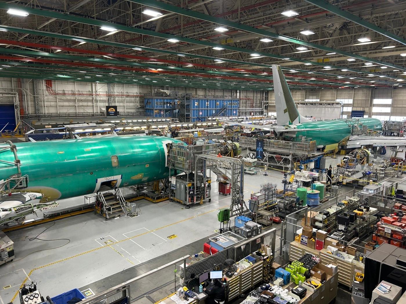 본문 이미지 - 미국 항공기 제작사 보잉의 워싱턴주 랜턴공장 내 P-8 초계기 생산라인. (국방부 공동취재단)