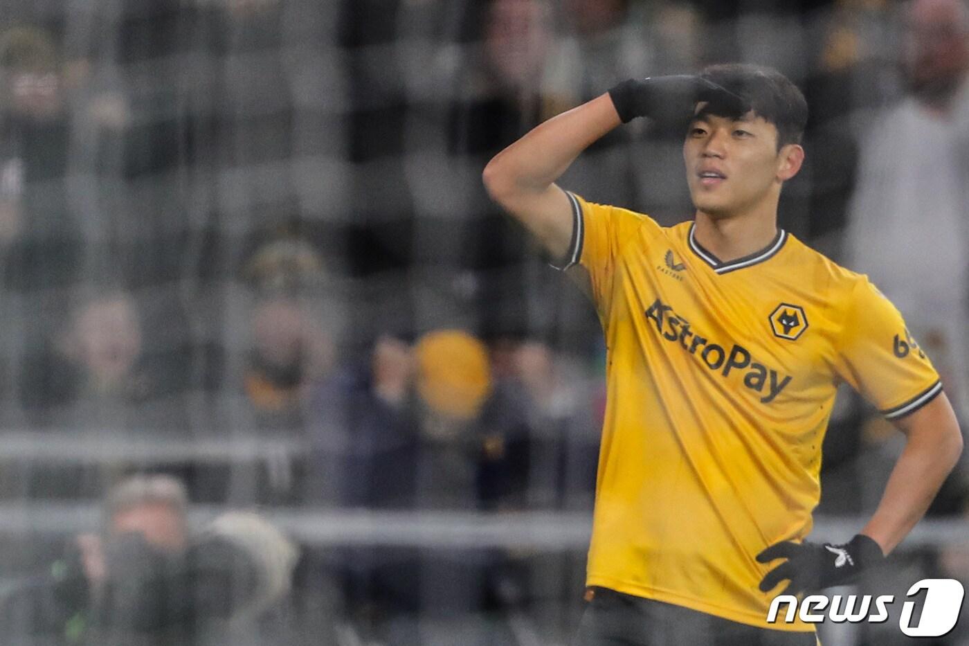 본문 이미지 - 울버햄프턴의 황희찬이 5일(현지시간) 영국 울버햄프턴의 몰리뉴 스타디움에서 열린 EPL 번리와 경기서 결승 골인 리그 8호 골을 터트려 시즌 두 자릿수 공격 포인트를 달성한 뒤 기뻐하고 있다. 2023.11.6 ⓒ AFP=뉴스1 ⓒ News1 우동명 기자