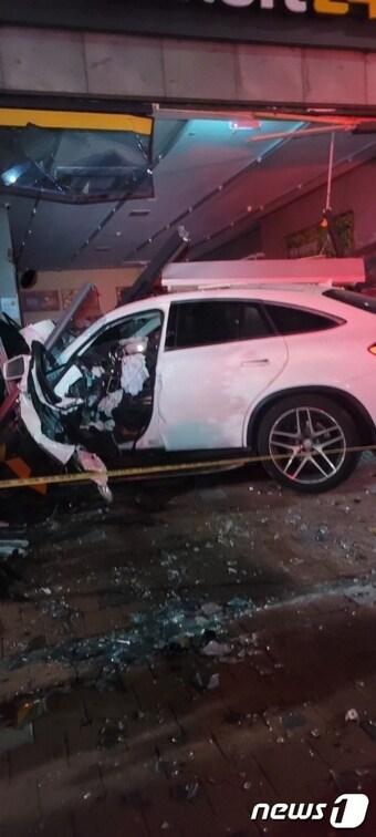 본문 이미지 - 6일 오전 2시19분쯤 전남 무안군 무안읍 한 삼거리 교차로에서 A씨(29)가 몰던 벤츠 차량이 인도를 넘어 편의점으로 돌진했다. 사진은 사고 차량의 모습. (전남 무안소방 제공) 2023.12.6/뉴스1