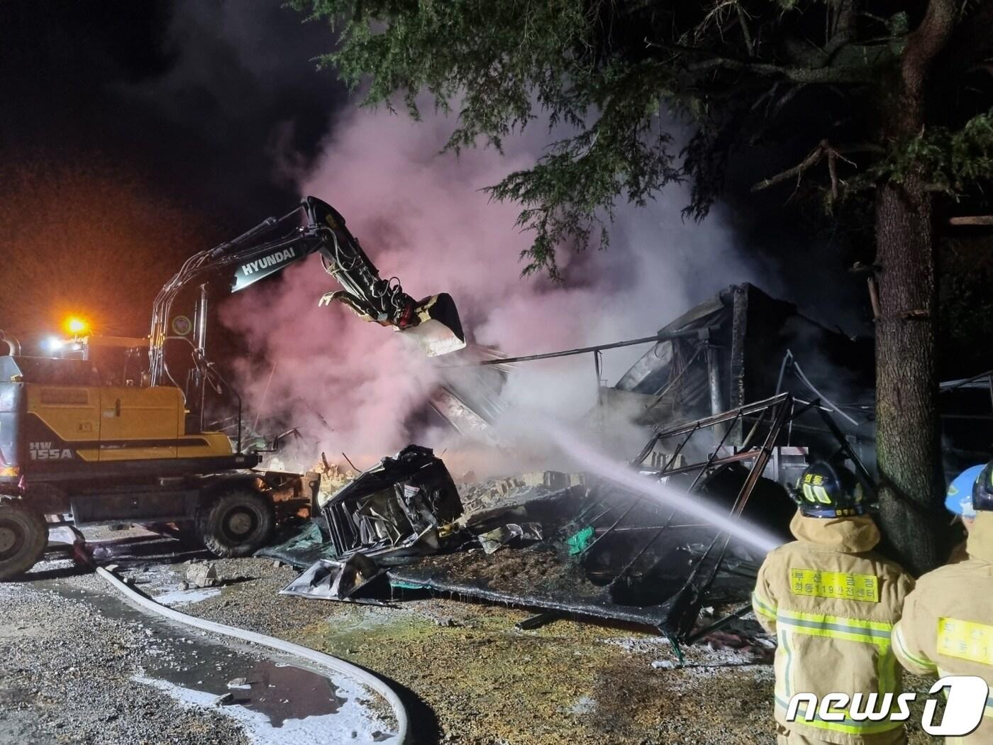 본문 이미지 - 5일 오후 7시49분께 부산 금정구 한 공장에서 불이 나 출동한 소방이 화재를 진압하고 있다.(부산소방재난본부 제공) 