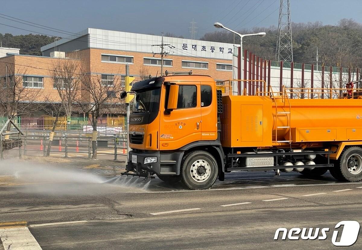 본문 이미지 - 경기도가 도내 181개 도로 구간(611㎞)을 집중관리도로로 지정해 미세먼지 저감 조치에 나선다. 사진은 도내 한 지역의 도로청소 모습.(경기도 제공)/