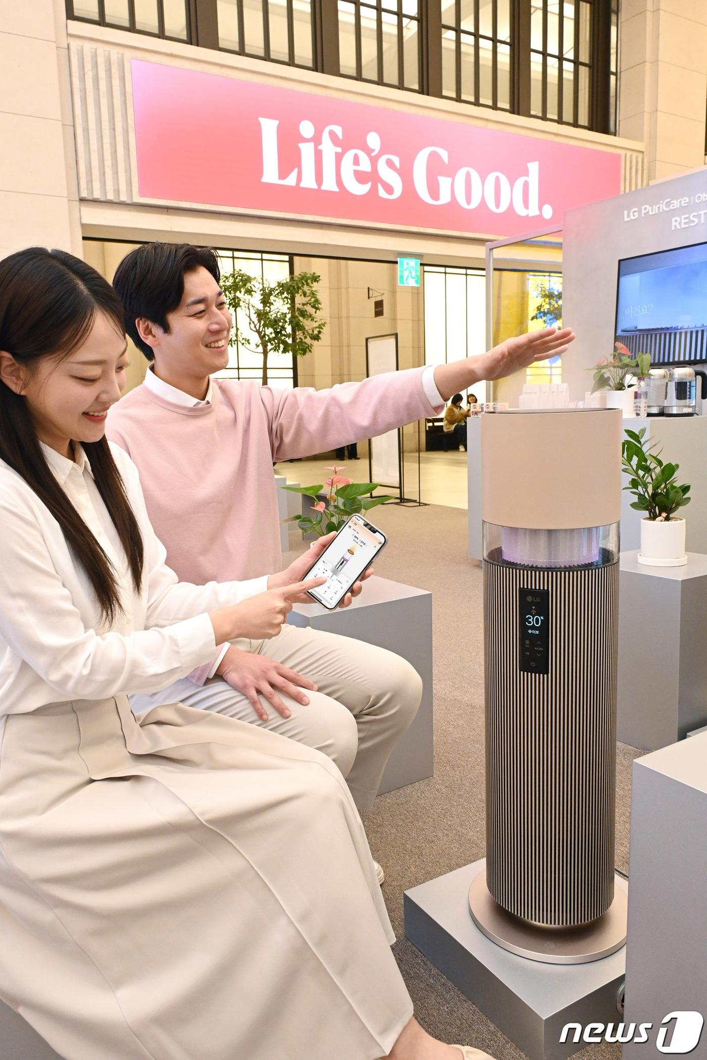 본문 이미지 -   'LG 퓨리케어 오브제컬렉션 하이드로타워' 팝업스토어에서 모델들이 체험하고 있는 모습. (LG전자 제공)