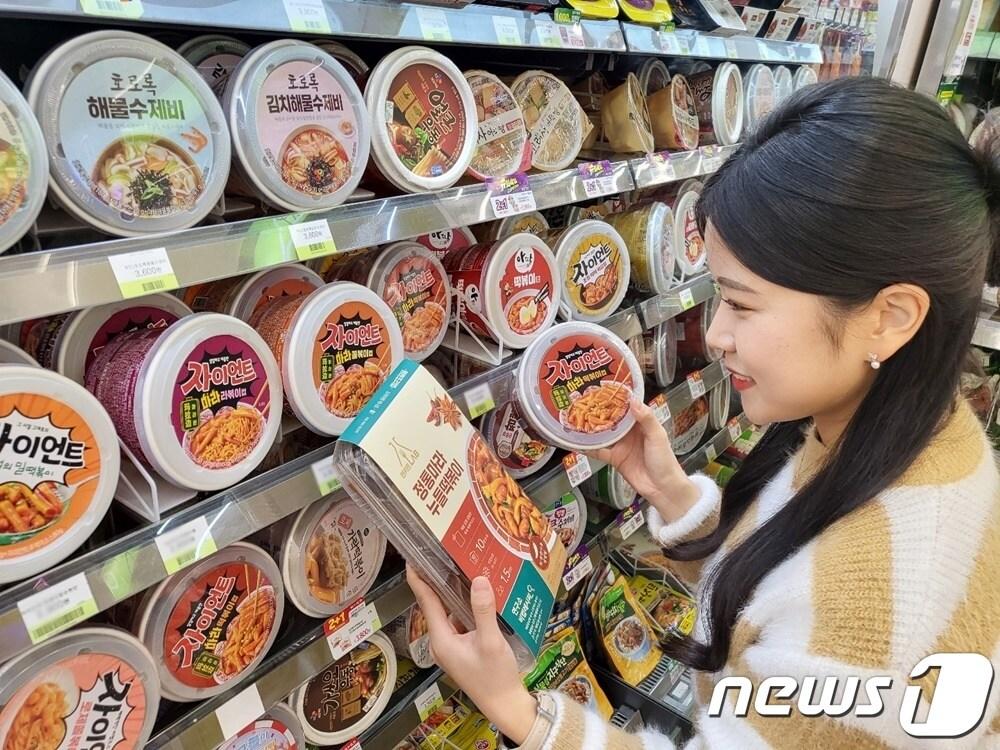 본문 이미지 - CU 매장에서 소비자가 마라 제품을 살펴보고 있다.(CU 제공)