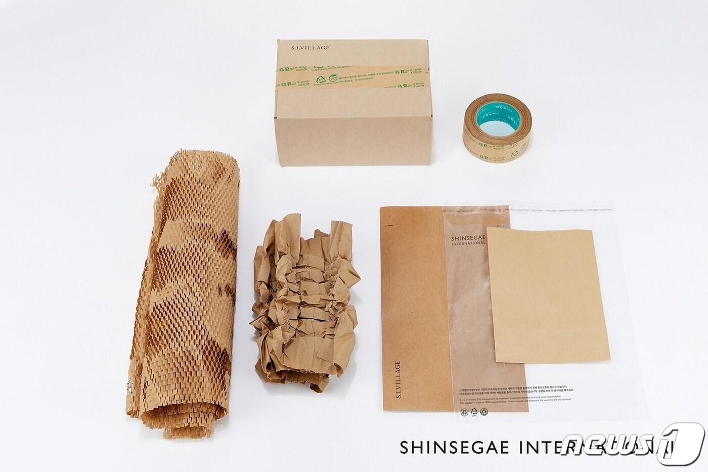 본문 이미지 - 신세계인터내셔날은 이달부터 제품 배송에 사용되는 종이 포장재와 부자재 사용량을 3분의 1 이상 줄이며 지속가능경영을 적극 실천하겠다고 6일 밝혔다.(신세계인터내셔날제공)