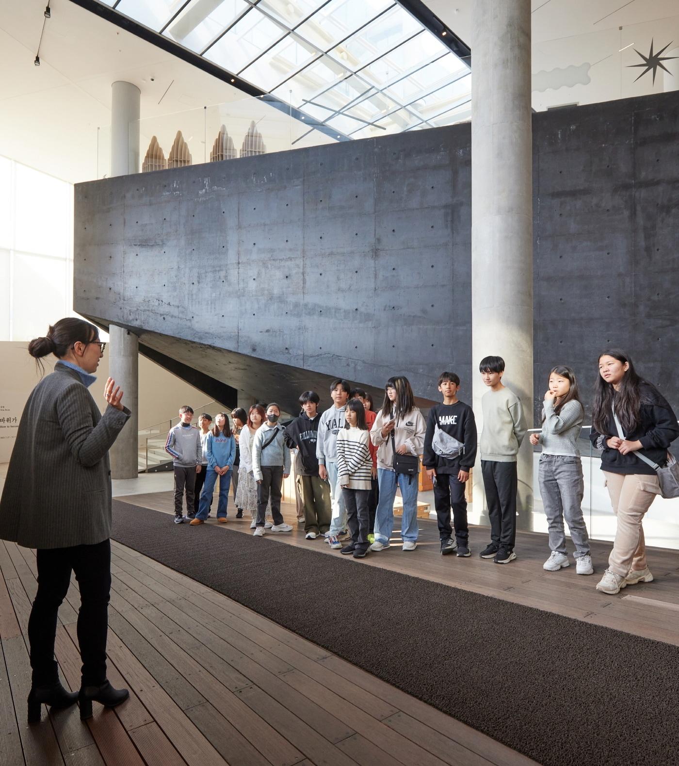 본문 이미지 - 리움미술관 전시장에서 직원의 설명을 듣고 있는 용산구 초등학생들. 리움 제공.