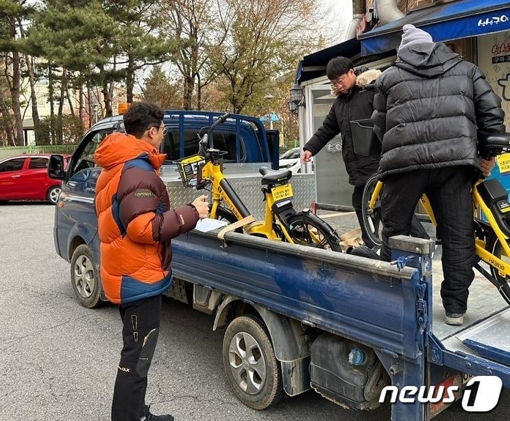 본문 이미지 - 파주시가 도심에 무단방치된 개인형 이동장치에 대해 견인조치와 함께 과태료를 부과하고 있다. 견인되는 전기자전거. (파주시 제공)