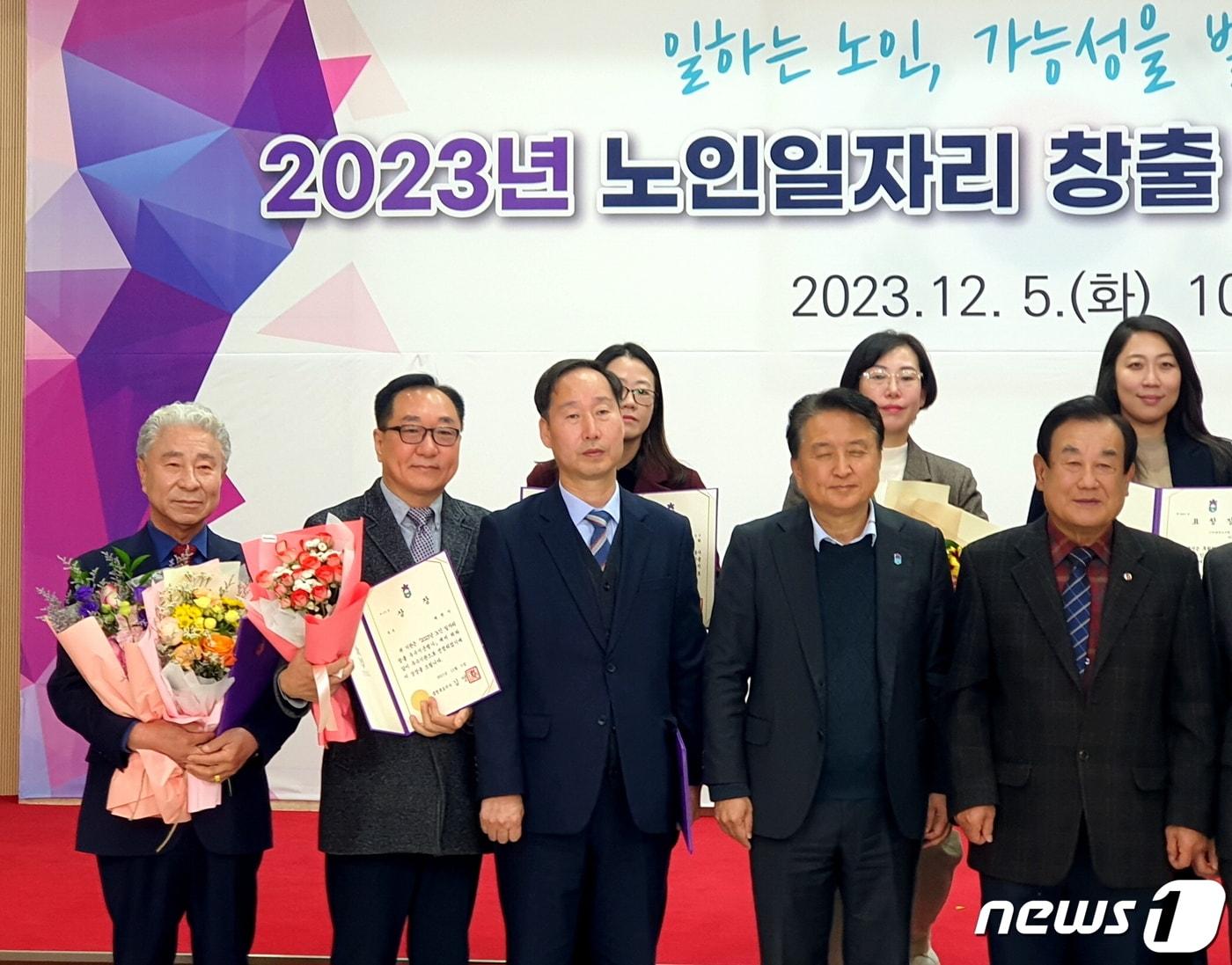 본문 이미지 - 충북도 주관 노인일자리 창출 우수기관 시상식에서 우경수 보은부군수(가운데)와 노인회 관계자들이 표창을 받고 있다. ( 보은군 제공) /뉴스1