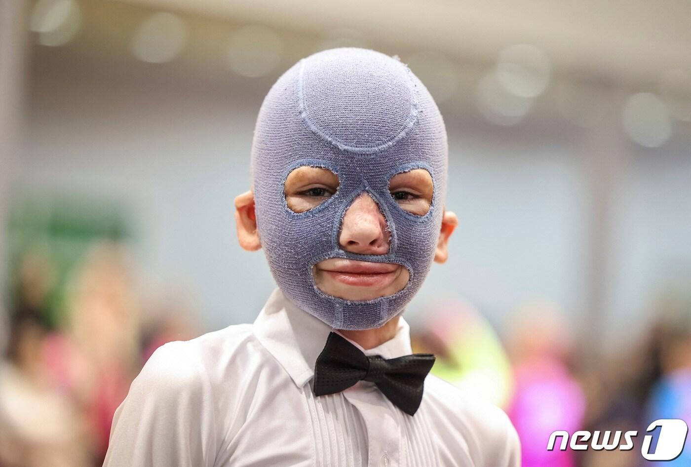 본문 이미지 - 2일(현지시간) 우크라이나 르비우의 한 댄스 경연 대회장에서 러시아 공습에서 생존한 로만(8)이 미소 짓고 있다. 2023.12.02/ ⓒ 로이터=뉴스1 ⓒ News1 권진영 기자