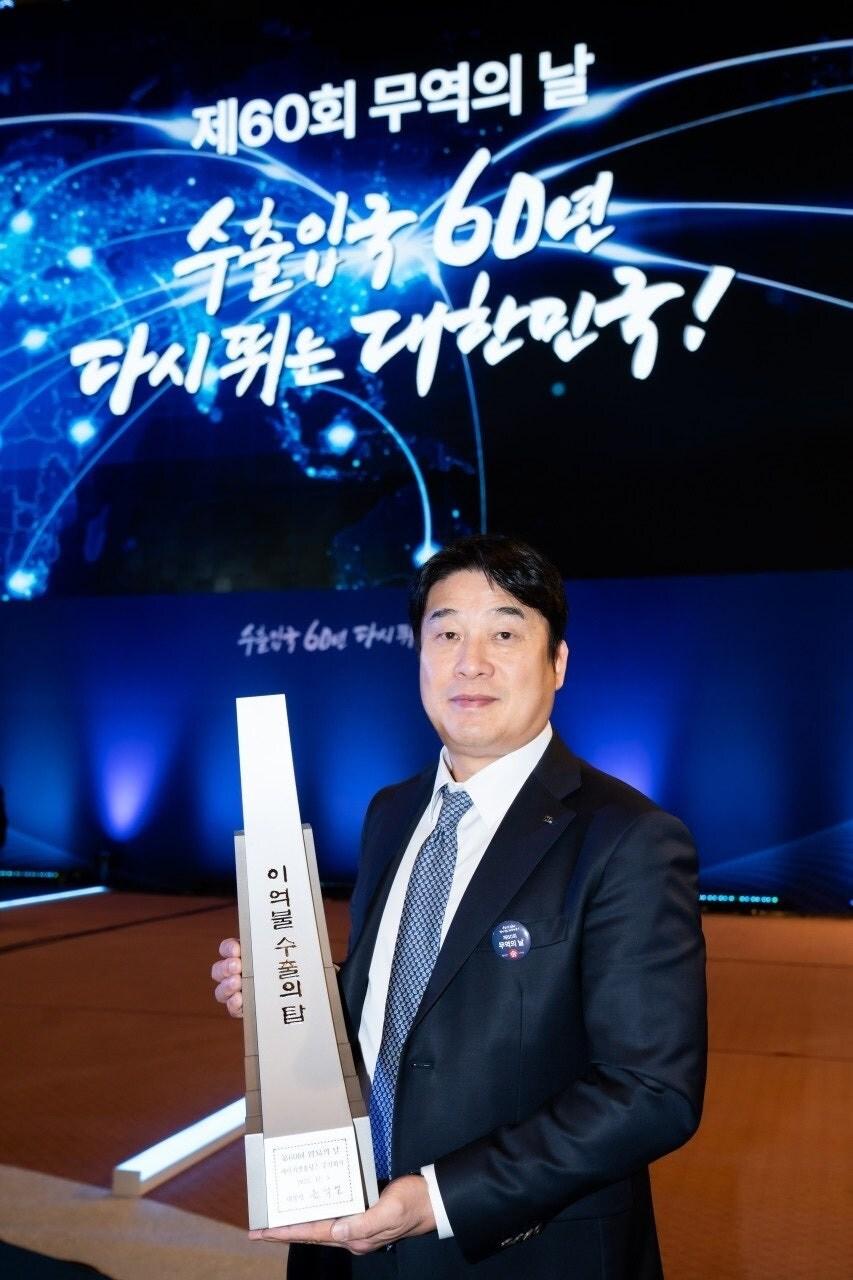 본문 이미지 - 이우영 부사장이 시상식에서 기념 촬영을 하고 있다(HL홀딩스 제공)