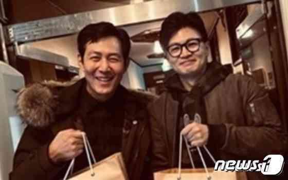 본문 이미지 - 서울 현대고등학교 동기동창인 한동훈 법무부 장관과 톱스타 이정재가 26일 저녁식사후 팬들의 촬영요청에 흔쾌히 응한 모습. (인터넷 커뮤니티 갈무리)