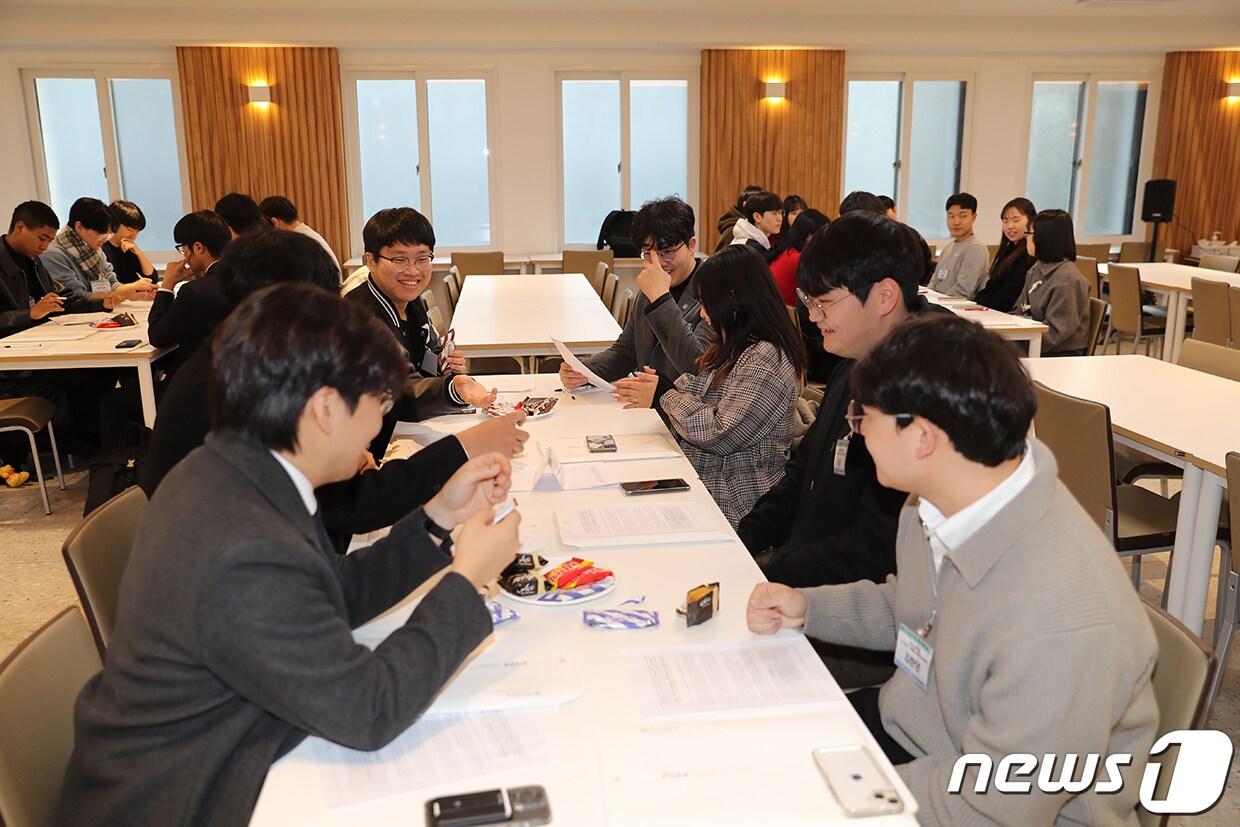 본문 이미지 - 부산대-부산교대 학생 대표자들이 분임토의를 하고 있다. (부산대 제공)