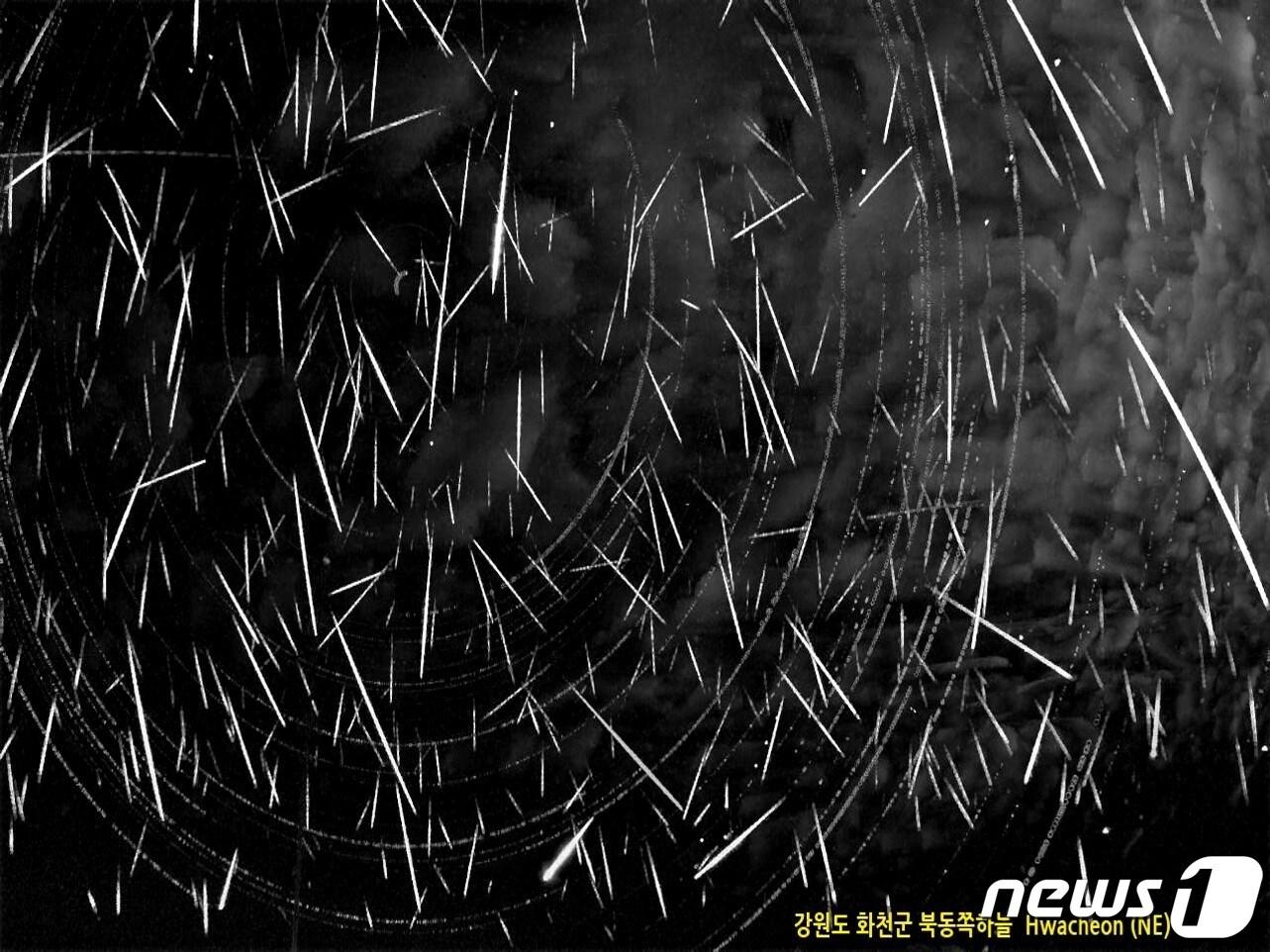 본문 이미지 -  6일 충북 충주고구려천문과학관은 오는 14일과 15일 밤 별똥별을 보는 심야관측회를 연다고 6일 밝혔다. 사진은 연세대학교 탐사천문학실험실에서 촬영한 쌍둥이자리 유성우. (고구려천문과학관 제공)