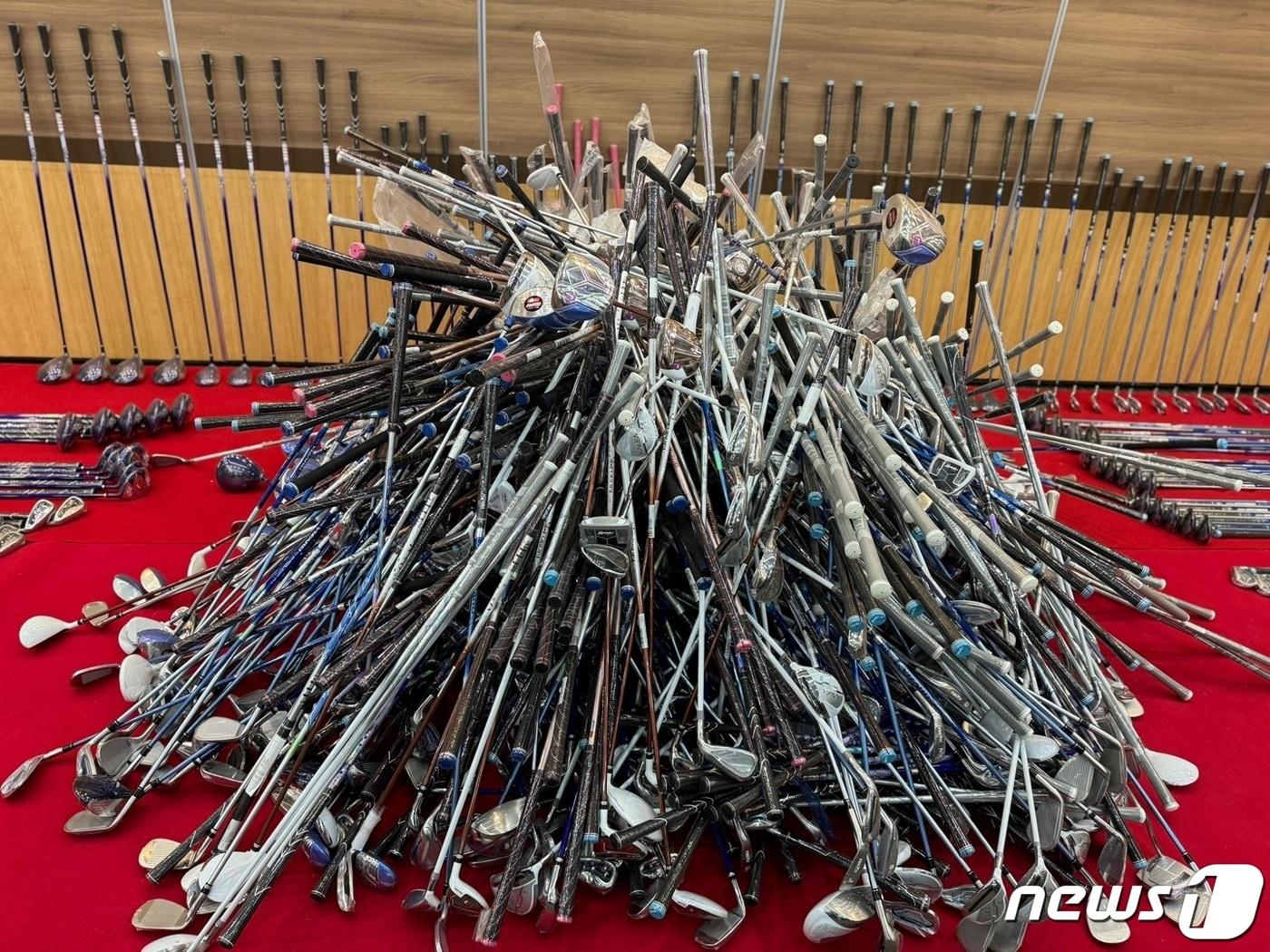 본문 이미지 - 6일 오전 10시 인천본부세관에서 열린 중국산 짝퉁 골프채 밀수입 관련 브리핑 현장에 짝퉁 골프채들이 쌓여있다.2023.12.06 ⓒ News1 박소영 기자