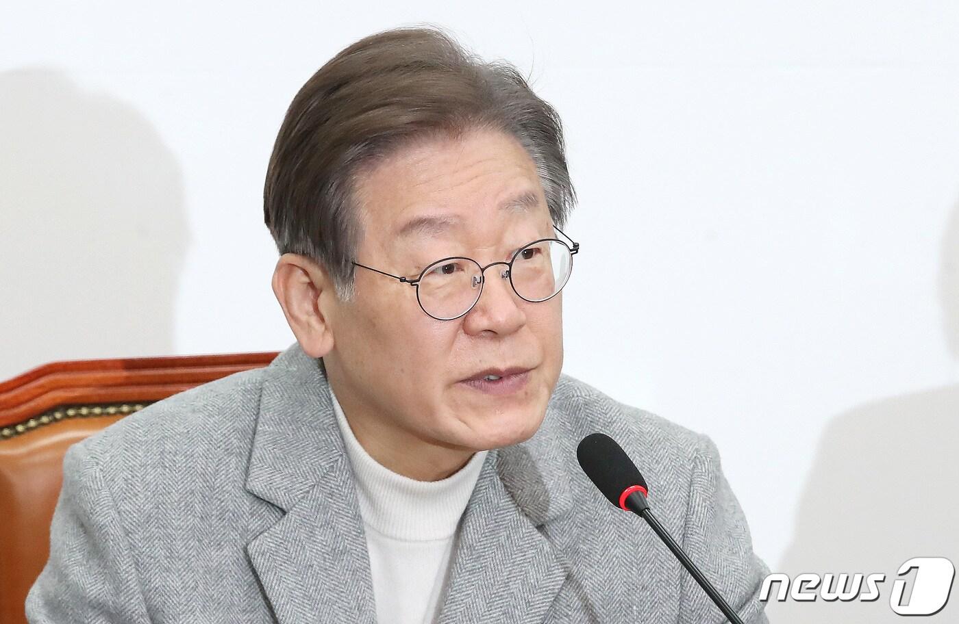 본문 이미지 - 이재명 더불어민주당 대표가 6일 오전 서울 여의도 국회에서 열린 최고위원회의에서 발언을 하고 있다. 2023.12.6/뉴스1 ⓒ News1 임세영 기자